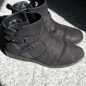 Side zip black boots